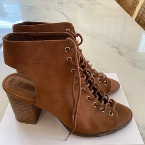 Spring lace up shoes
